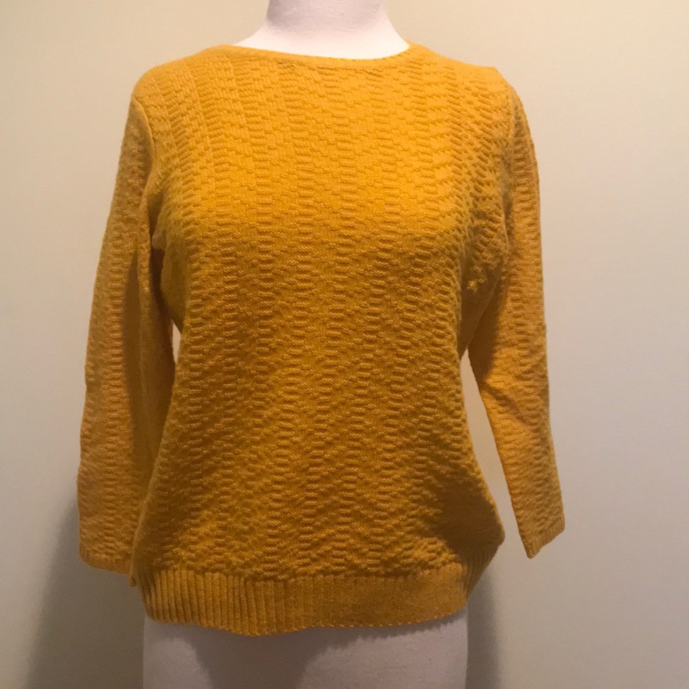 GAP yellow crew neck sweater with cropped sleeves